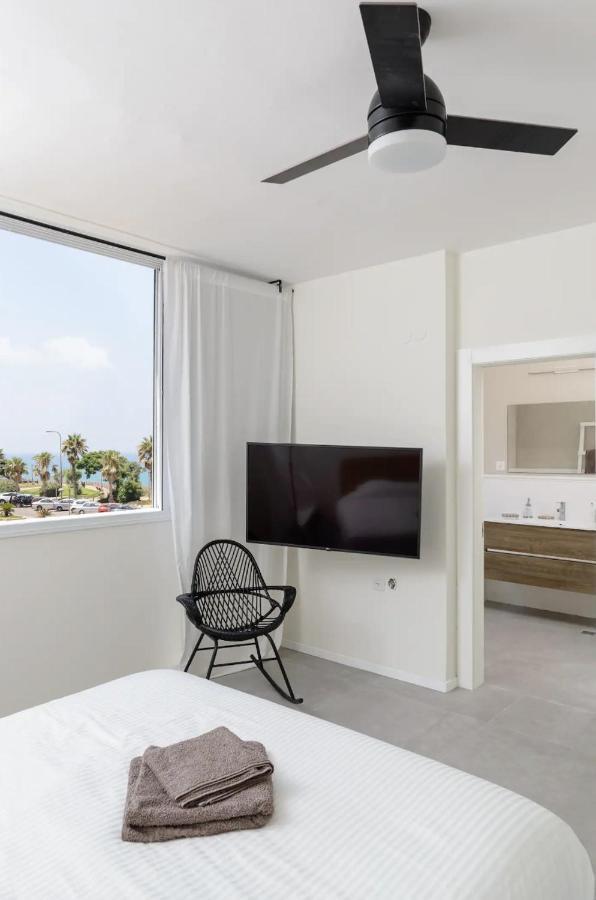 Stylish & Spacious 3 Bedroom Apartment By The Sea ネタニア エクステリア 写真